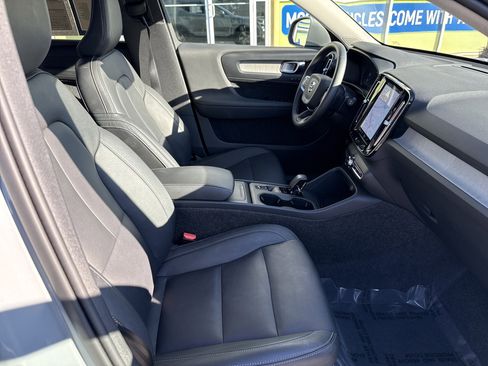 Used 2025 Volvo XC40 B5 Core image 34