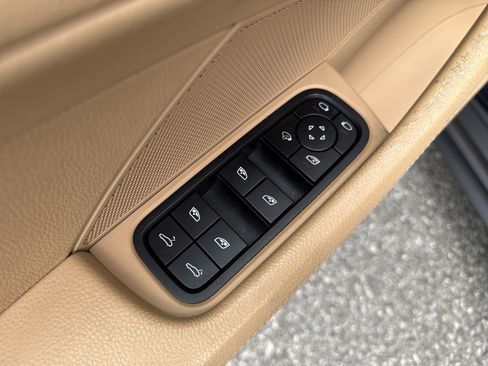 Used 2022 Porsche Panamera image 12