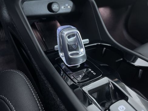 Used 2024 Volvo XC40 B5 Ultimate w/ Climate Package image 22