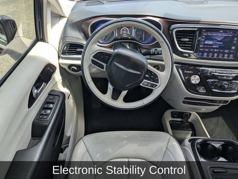 Used 2018 Chrysler Pacifica Limited w/ Tire & Wheel Group FWD image 20