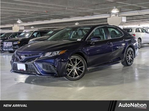 Used 2022 Toyota Camry SE image 1