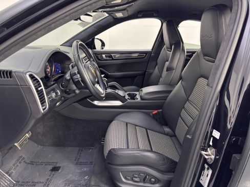 Used 2022 Porsche Cayenne Turbo S image 16