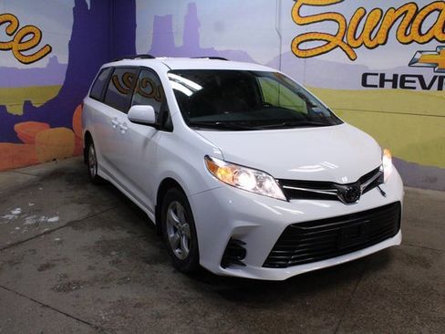 Used 2020 Toyota Sienna LE image 3