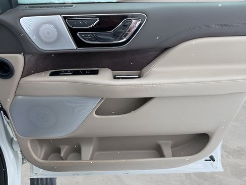 Used 2022 Lincoln Navigator Reserve image 11