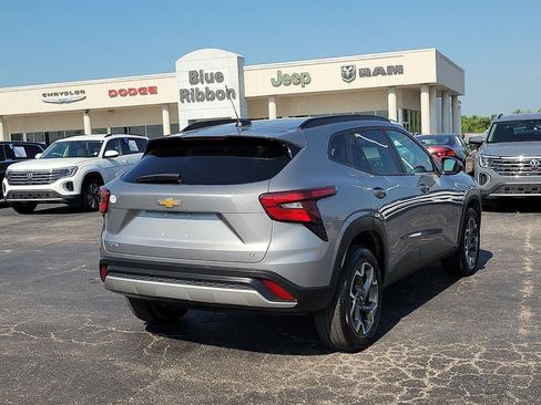 Used 2025 Chevrolet Trax LT w/ LT Convenience Package FWD image 5