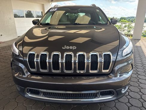 Used 2017 Jeep Cherokee Limited AWD/4WD image 2