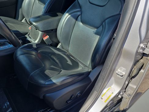 Used 2019 Jeep Cherokee Limited FWD image 14