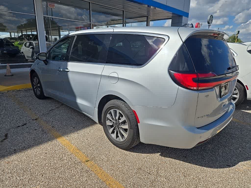 Used 2023 Chrysler Pacifica Touring-L FWD image 4