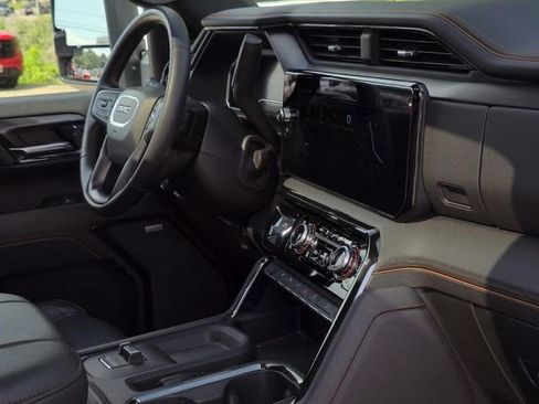 Used 2024 GMC Sierra 2500 AT4 w/ AT4 Preferred Package AWD/4WD image 11