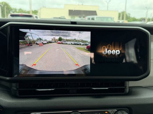 Used 2025 Jeep Gladiator Sport AWD/4WD image 23