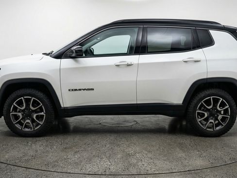 Used 2025 Jeep Compass Trailhawk image 5