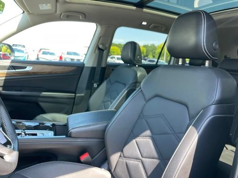 Used 2024 Volkswagen Atlas SE w/ Panoramic Sunroof Package FWD image 25