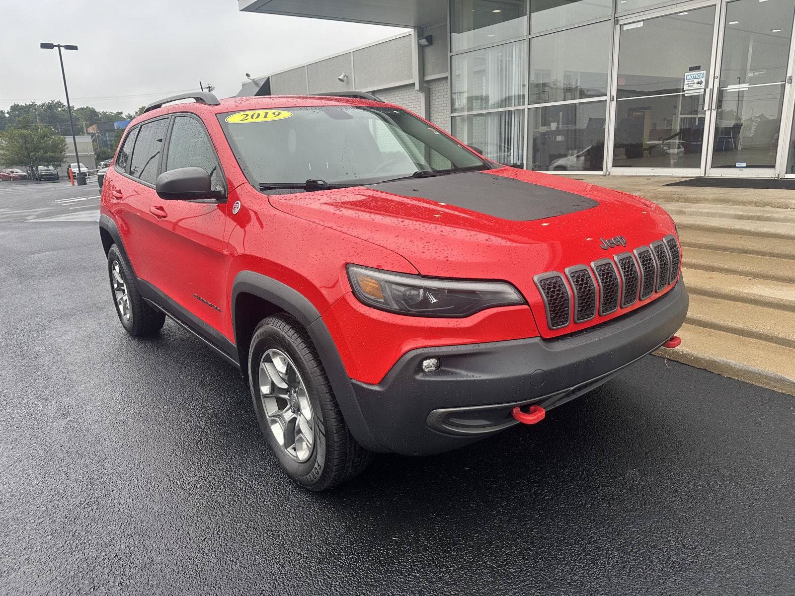Used 2019 Jeep Cherokee Trailhawk AWD/4WD image 3