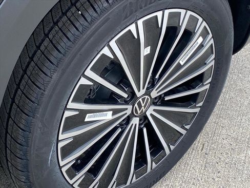 New 2026 Volkswagen Taos SE image 12