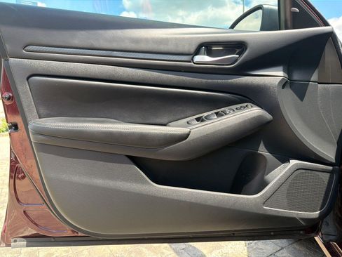 Used 2025 Nissan Altima 2.5 SV FWD image 12