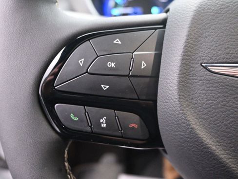 Used 2024 Chrysler Pacifica Premium image 25