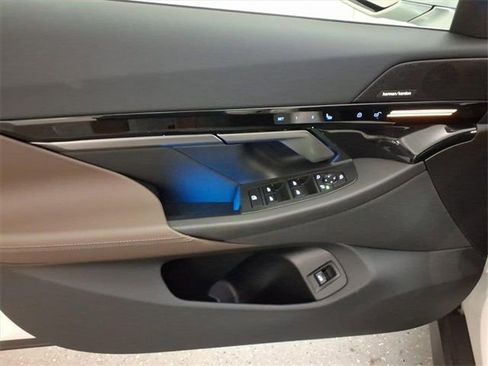 Used 2025 BMW 530i xDrive w/ Premium Package image 19