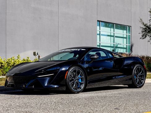 Used 2023 McLaren Artura RWD image 23