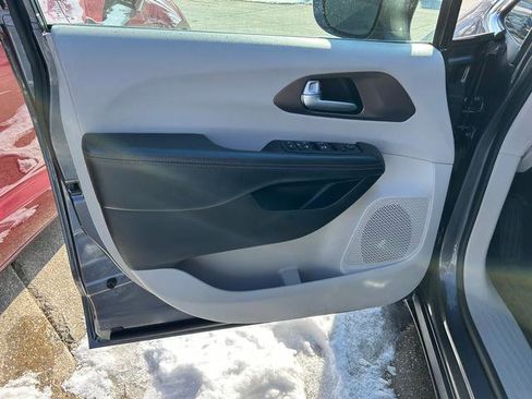 Certified 2018 Chrysler Pacifica Touring-L image 7