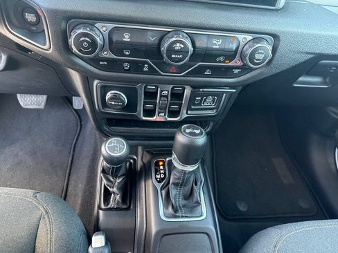 Used 2025 Jeep Wrangler Unlimited Sport AWD/4WD image 17