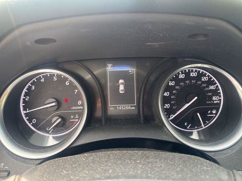 Used 2018 Toyota Camry SE image 3