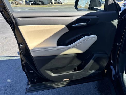 New 2025 Toyota Highlander XLE image 23