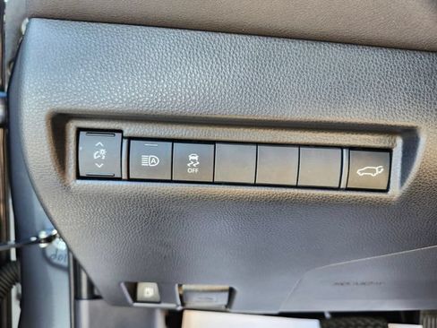 Used 2022 Toyota Venza LE AWD/4WD image 31