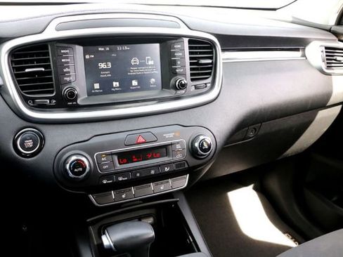 Used 2020 Kia Sorento S image 16