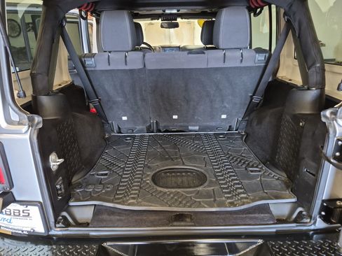 Used 2015 Jeep Wrangler Unlimited Rubicon w/ Connectivity Group AWD/4WD image 16
