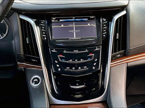 Used 2020 Cadillac Escalade ESV Premium Luxury AWD/4WD image 19