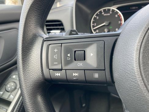 Used 2024 Nissan Rogue SV image 12