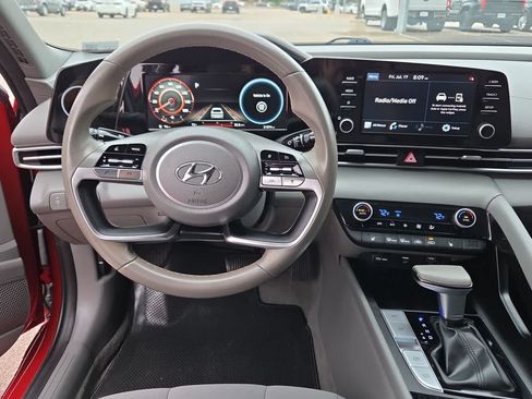 Used 2022 Hyundai Elantra SEL w/ Convenience Package FWD image 13