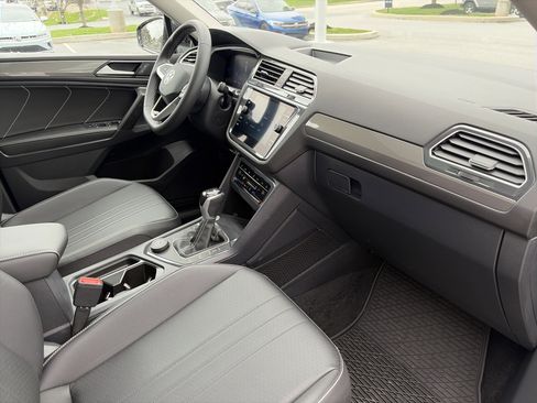Used 2022 Volkswagen Tiguan SE image 28