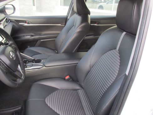 Used 2018 Toyota Camry SE image 18