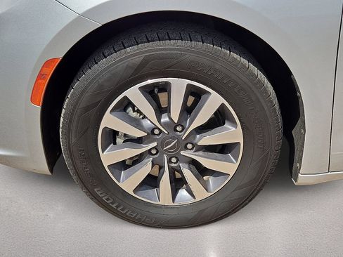 Used 2024 Chrysler Pacifica Limited FWD image 10