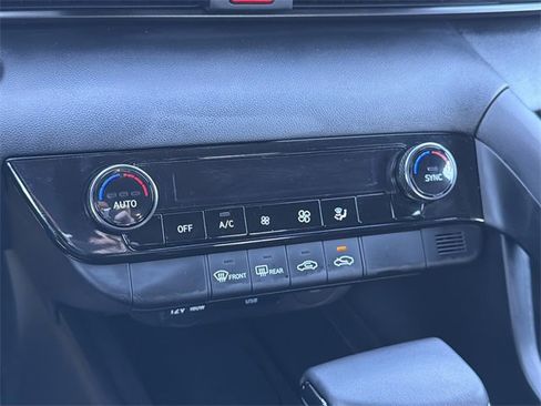 Certified 2025 Hyundai Elantra Sport image 30