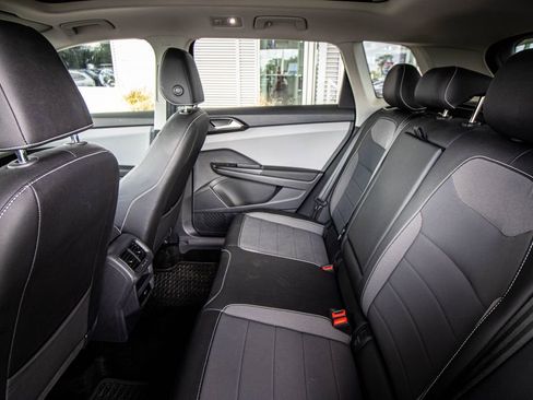 Used 2023 Volkswagen Taos SE w/ Panoramic Sunroof Package FWD image 25