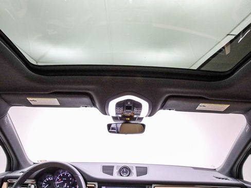 Certified 2025 Porsche Macan image 18