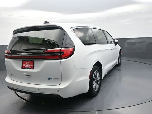 Used 2023 Chrysler Pacifica Touring-L image 8