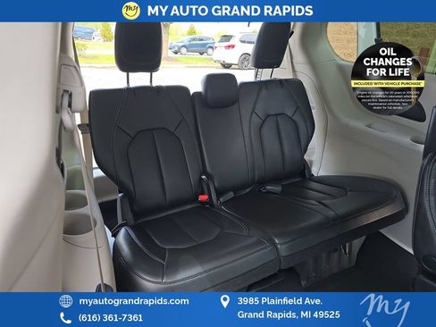 Used 2023 Chrysler Pacifica Touring-L FWD image 22