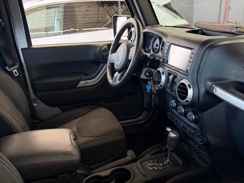 Used 2016 Jeep Wrangler Rubicon w/ Power Convenience Group AWD/4WD image 4
