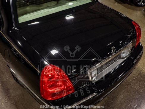 Used 2010 Lincoln Town Car Signature Limited image 38