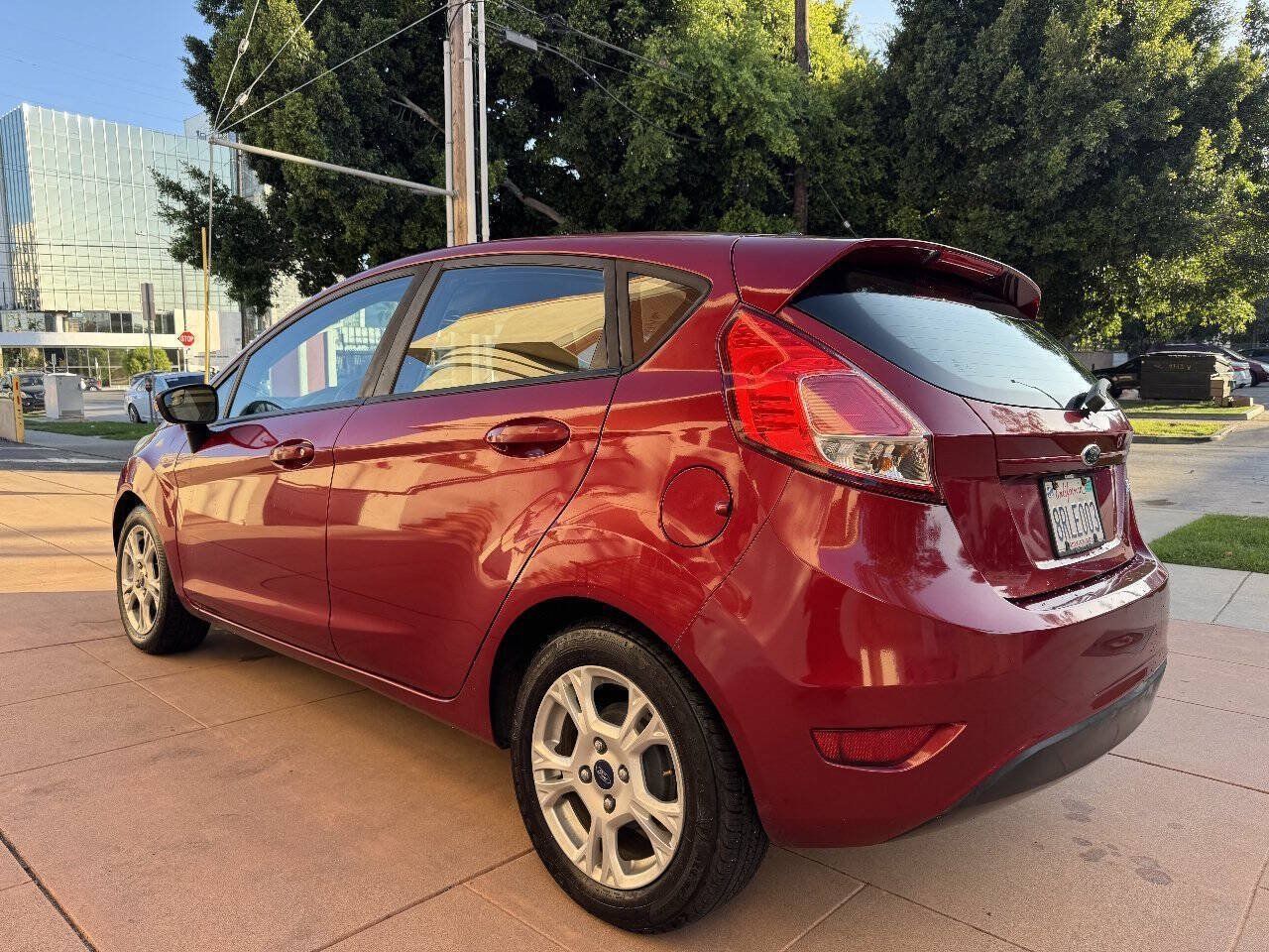 Used 2015 Ford Fiesta SE FWD image 4