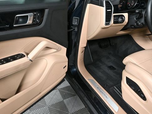 Used 2023 Porsche Cayenne Coupe w/ Premium Package image 8