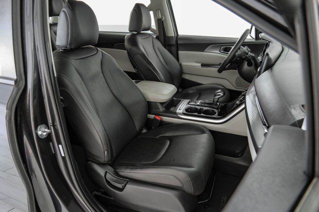 Used 2023 Kia Carnival LX FWD image 33