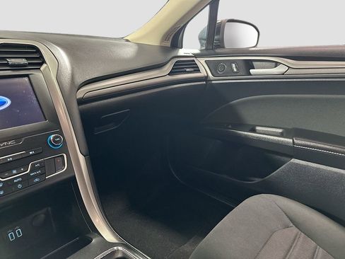 Used 2020 Ford Fusion SE FWD image 23