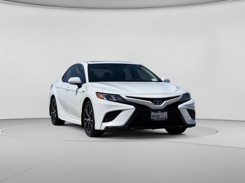 Used 2020 Toyota Camry SE w/ Sunroof Package FWD image 3