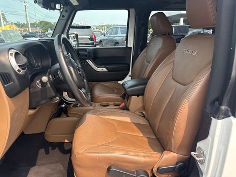 Used 2017 Jeep Wrangler Sahara w/ Connectivity Group AWD/4WD image 9