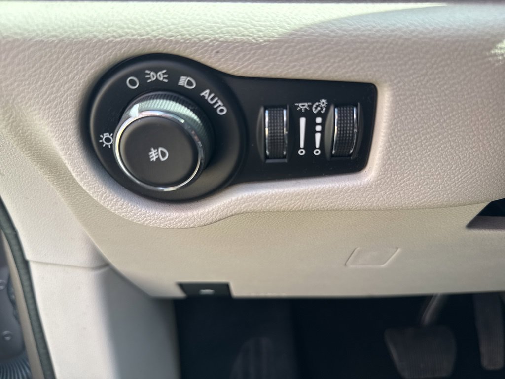 Used 2017 Chrysler Pacifica Touring-L FWD image 38