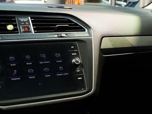 Used 2018 Volkswagen Tiguan SE w/ Panoramic Sunroof Package image 42